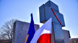 Pomnikiem pomordowanych w okolicach Żarkowa w obwodzie lwowskim. Fot. PAP/Vitaliy Hrabar