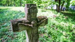 Miejsce pochówku polskich ofiar zbrodni wołyńskiej w Puźnikach w obwodzie tarnopolskim na zachodzie Ukrainy. Fot. PAP/Vladyslav Musiienko