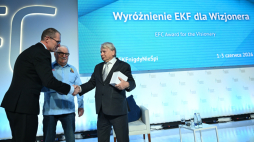 Senator KO Bogdan Borusewicz (P) oraz dziennikarz Andrzej Poczobut (L) odebrali z rąk byłego prezydenta RP Lecha Wałęsy (C) Nagrodę Rewolucjonista-Wizjoner podczas XVI Europejskiego Kongresu Finansowego organizowanego przez Centrum Myśli Strategicznych w Sopocie. PAP/Adam Warżawa