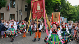 Procesja Bożego Ciała w Łowiczu. Fot. PAP/Marian Zubrzycki