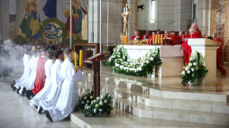 Prefekt Dykasterii Spraw Kanonizacyjnych kard. Marcello Semeraro (C) podczas uroczystej mszy świętej z obrzędem beatyfikacji ks. Jana Świerca i jego Towarzyszy, salezjańskich męczenników, sprawowanej w Sanktuarium św. Jana Pawła II w Krakowie. Fot. PAP/Łukasz Gągulski