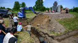 Prace poszukiwawcze w Hucie Pieniackiej w miejscach, gdzie mogą znajdować się masowe mogiły Polaków, zabitych w lutym 1944 roku. Prace prowadzi Instytut Pamięci Narodowej we współpracy z ukraińskimi partnerami. Fot.  PAP/Vladyslav Musiienko 