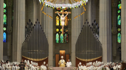 Papieska msza w bazylice Sagrada Familia, czyli Świątyni Pokutnej Świętej Rodziny w Barcelonie. Fot. PAP/EPA/Alejandro Garcia