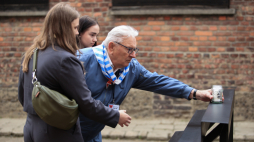 Były więzień KL Auschwitz-Birkenau, żołnierz Armii Krajowej Bogdan Bartnikowski podczas uroczystości pod Ścianą Śmierci w niemieckim obozie koncentracyjnym Auschwitz w Oświęcimiu. Fot. PAP/Jarek Praszkiewicz