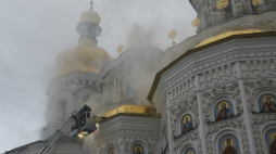Strażacy gaszą Ławrę Peczerską w Kijowie. Fot. PAP/EPA/SERGEY DOLZHENK