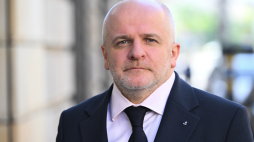 Paweł Kowal przed siedzibą Polskiej Agencji Prasowej. Fot. PAP/Radek Pietruszka