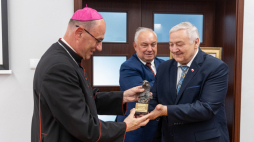 Prymas Wojciech Polak odbiera nagrodę Karskiego z rąk Jerzego Kozielewskiego, stryjecznego wnuka fundatora. Z tyłu sekretarz Towarzystwa Jana Karskiego Jacek Woźniak. Fot. PAP/Paweł Jaskółka 