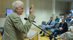 Prof. Andrzej Friszke podczas uroczystego przekazania jego archiwum do Archiwum Akt Nowych. Fot. PAP/Tomasz Gzell 