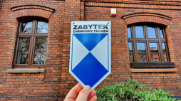 Znak "Zabytek chroniony prawem". Fot. domena publiczna