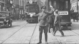 Funkcjonariusz Policji Państwowej podczas pełnienia służby w Warszawie, 1929 r./NAC