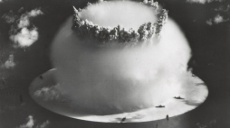 Test bomby atomowej oznaczony kryptonimem Baker przeprowadzono 25 lipca 1946 roku. Fot. U.S. Army Photographic Signal Corps, Public domain, via Wikimedia Commons