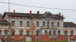 Dawny budynek dworca od strony ul. Gdańskiej w Redzie. Fot. Projekt-PG-Transport, CC BY-SA 4.0 <https://creativecommons.org/licenses/by-sa/4.0>, via Wikimedia Commons