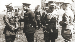Symon Petlura w otoczeniu polskich i ukraińskich oficerów podczas wojny polsko-bolszewickiej. Fot. domena publiczna
