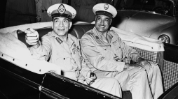 Gamal Abdela Naser (po prawej) i Muhammad Nadżib (po lewej) w 1952 r./Źródło: ar.wikipedia