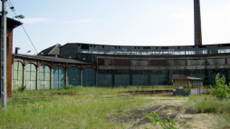 Parowozownia Gniezno. Bramy młodszej hali wachlarzowej. Fot. Lichen99, CC BY-SA 3.0 PL <https://creativecommons.org/licenses/by-sa/3.0/pl/deed.en>, via Wikimedia Commons