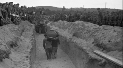 Kielce, 1946-07-08. Pogrzeb ofiar pogromu kieleckiego. Fot. PAP/Jerzy Baranowski 