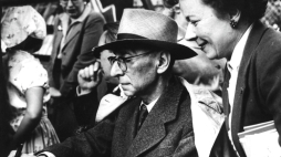Polska, 1957. Antoni Słonimski (C) podpisujący książki. Fot. PAP/Jan Tymiński