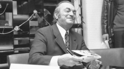 Warszawa, 10.1975. Prozaik , scenarzysta , dramaturg Edmund Niziurski podpisuje swoje książki. Fot. PAP/Andrzej Rybczyński