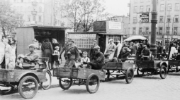  Reprodukcja zdjęcia Stefana Bałuka: Postój riksz na placu Żelaznej Bramy w Warszawie, lipiec 1944 r. Widok na południową część placu. W głębi widoczne kamienice u wylotu ulicy Granicznej: od prawej stoi budynek pl. Żelaznej Bramy 3. Fot. PAP/PAI