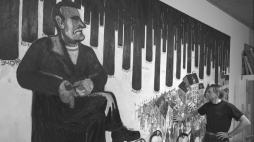 Edward Dwurnik w swojej pracowni. W tle obraz artysty pt. Jestem prezydentem, olej płótno, obraz powstawał od 18 czerwca do 30 lipca 1990 r. Fot. PAP/Andrzej Rybczyński