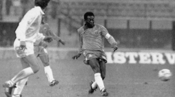 Legendarny Brazylijczyk Pele (P) podczas meczu swojej reprezentacji z gwiazdami światowego futbolu zorganizowanego z racji 50. urodzin gwiazdy, na stadionie w Mediolanie - 31. 10. 1990 r. PAP-ARCHIWUM
