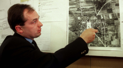 WARSZAWA, 28.03.2001 Rada Ochrony Pamięci Walk i Męczeństwa ustaliła dokładne miejsce w Jedwabnem, w którym stała stodoła, gdzie spalono mieszkających w tej miejscowości Żydów. Poinformował o tym w środę podczas konferencji prasowej Andrzej Przewoźnik (na zdjęciu), sekretarz generalny Rady Ochrony Pamięci Walk i Męczeństwa.Fot. PAP/Tomasz Gzell