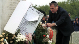 Jedwabne,10.07.2001r. Uroczystości żałobne w 60. rocznicę pogromu Żydów. N/z: prezydent Aleksander Kawaśniewski podczas składania wieńca. Fot. PAP/Adam Tuchliński