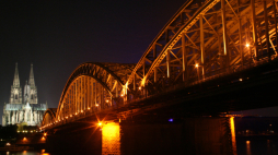 Katedra w Kolonii za mostem 'Deutzer Bruecke' na rzece Ren. Fot. PAP/Piotr Zaborny