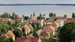 Panorama miasta i widok na jezioro Niegocin, z wieży ciśnień, 2014 r. Fot. PAP/Tomasz Waszczuk