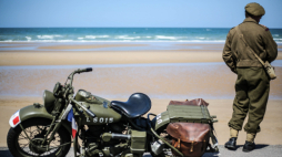 Normandia, Francja, 4.06.2015 r. Grupy rekonstrukcyjne podczas akcji "Plaża Omaha". Inscenizacja zorganizowana została z okazji zakończenia II Wojny Światowej i lądowania Aliantów w Normandii przez Wargaming, fundację World War II Fundation oraz War History Online. Fot. PAP/Leszek Szymański