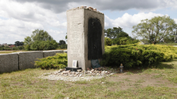 Pomnik w Jedwabnem upamiętniający ofiary przeprowadzonych w 1941 r. mordów. Fot. PAP/Artur Reszko