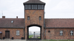 Oświęcim, 22.04.2021 r. Brama główna byłego obozu koncentracyjnego Birkenau w Oświęcimiu. Fot. PAP/Łukasz Gągulski