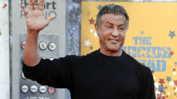 Amerykański aktor Sylvester Stallone pozuje na czerwonym dywanie przed światową premierą filmu DC „The Suicide Squad” w Regency Village Theatre w Los Angeles w Kalifornii w USA, 2 sierpnia 2021 r. Fot. EPA/CAROLINE BREHMAN Strona: PAP/EPA