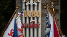 Obchody 42. rocznicy strajków kolejarzy w Lublinie przed pomnikiem Doli Kolejarskiej na terenie byłej lokomotywowni. Fot. PAP/Wojtek Jargiło