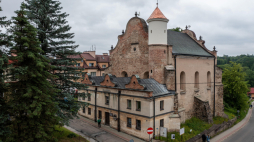 Datowana na XVII wiek synagoga w Lesku, 2023 r. Fot. PAP/Darek Delmanowicz