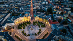 Łódź - plac Wolności i wybiegająca z niego ul. Piotrkowska. Fot. Grzegorz Michałowski (PAP)