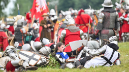 Miłośnicy historii w strojach średniowiecznych rycerzy przed inscenizacją - rekonstrukcją bitwy pod Grunwaldem. Fot. PAP/Andrzej Jackowski