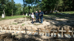 Puźniki, Ukraina, 06.09.2025. Pogrzeb ekshumowanych szczątków polskich ofiar zbrodni wołyńskiej na terenie dawnej wsi Puźniki w dzisiejszym obwodzie tarnopolskim na zachodzie Ukrainy. Fot. PAP/Vladyslav Musiienko