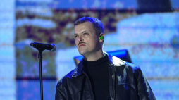 Błażej Król podczas koncertu "Wspólna Niepodległa" 11 listopada 2025 r. Fot. Marcin Obara/PAP 