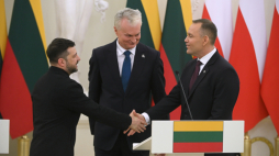 Wilno, Litwa, 25.01.2026 r. Od lewej: prezydent Ukrainy Wołodymyr Zełenski, prezydent Republiki Litewskiej Gitanas Nauseda i prezydent RP Karol Nawrocki podczas spotkania z przedstawicielami mediów w Pałacu Prezydenckim w Wilnie. Fot. PAP/Marcin Obara