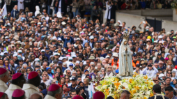 Pielgrzymi w sanktuarium Matki Boskiej w Fatimie. Fot. PAP/EPA/PAULO CUNHA