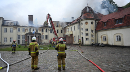 Pożar dachu XIX-wiecznego neobarokowego pałacu w Wietrznie. Fot. PAP/Piotr Kowala 