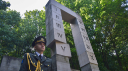 Uroczystość przed pomnikiem na Wzgórzach Wuleckich we Lwowie, 4 bm. w ramach obchodów 85. rocznicy rozstrzelania polskich profesorów przez hitlerowców w lipcu 1941 r. Fot. PAP/Vitaliy Hrabar