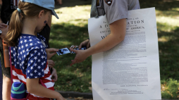 Członek US National Park Service trzyma kopię Deklaracji Niepodległości, rozdając prezenty dzieciom w Independence Hall w Filadelfii, w stanie Pensylwania, w USA, 4 lipca 2026 r. Stany Zjednoczone obchodzą w 2026 r. Fot. EPA/WILL OLIVER Strona: PAP/EPA.