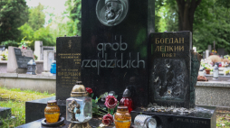 Zniszczony grób ukraińskiego pisarza, naukowca i profesora Uniwersytetu Jagiellońskiego Bohdana Lepkiego na cmentarzu Rakowickim w Krakowie. Fot. PAP/Łukasz Gągulski