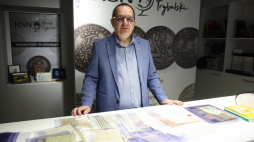 Właściciel Krakowskiego Salonu Numizmatycznego Marek Trybulski podczas prezentacji zbioru dokumentów, listów i kart pocztowych należących do więźnia niemieckich obozów koncentracyjnych. Fot. PAP/Łukasz Gągulski