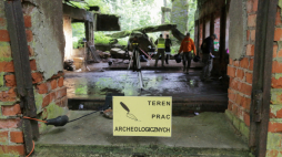 Badania archeologiczne w domu Hermanna Goeringa na terenie Wilczego Szańca w miejscowości Gierłoż. Fot. PAP/Tomasz Waszczuk