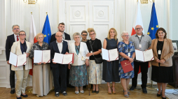 Prezes Towarzystwa Przyjaciół Ratowic Beata Jagielska (P) podczas wręczenia not identyfikacyjnych rodzinom ofiar zbrodni wołyńskiej w Puźnikach, 13 bm. w siedzibie MKiDN w Warszawie. Fot. Marcin Obara