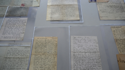 Przekazanie do zbiorów Państwowego Muzeum na Majdanku cennego zbioru listów i dokumentów dr. Jana Nowaka w Centrum Obsługi Zwiedzających PMM. Fot. PAP/Wojtek Jargiło