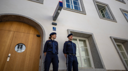 Braunau am Inn (Austria). Otwarcie komisariatu w budynku, w którym urodził się Adolf Hitler. Fot. Martin Divisek (EPA)